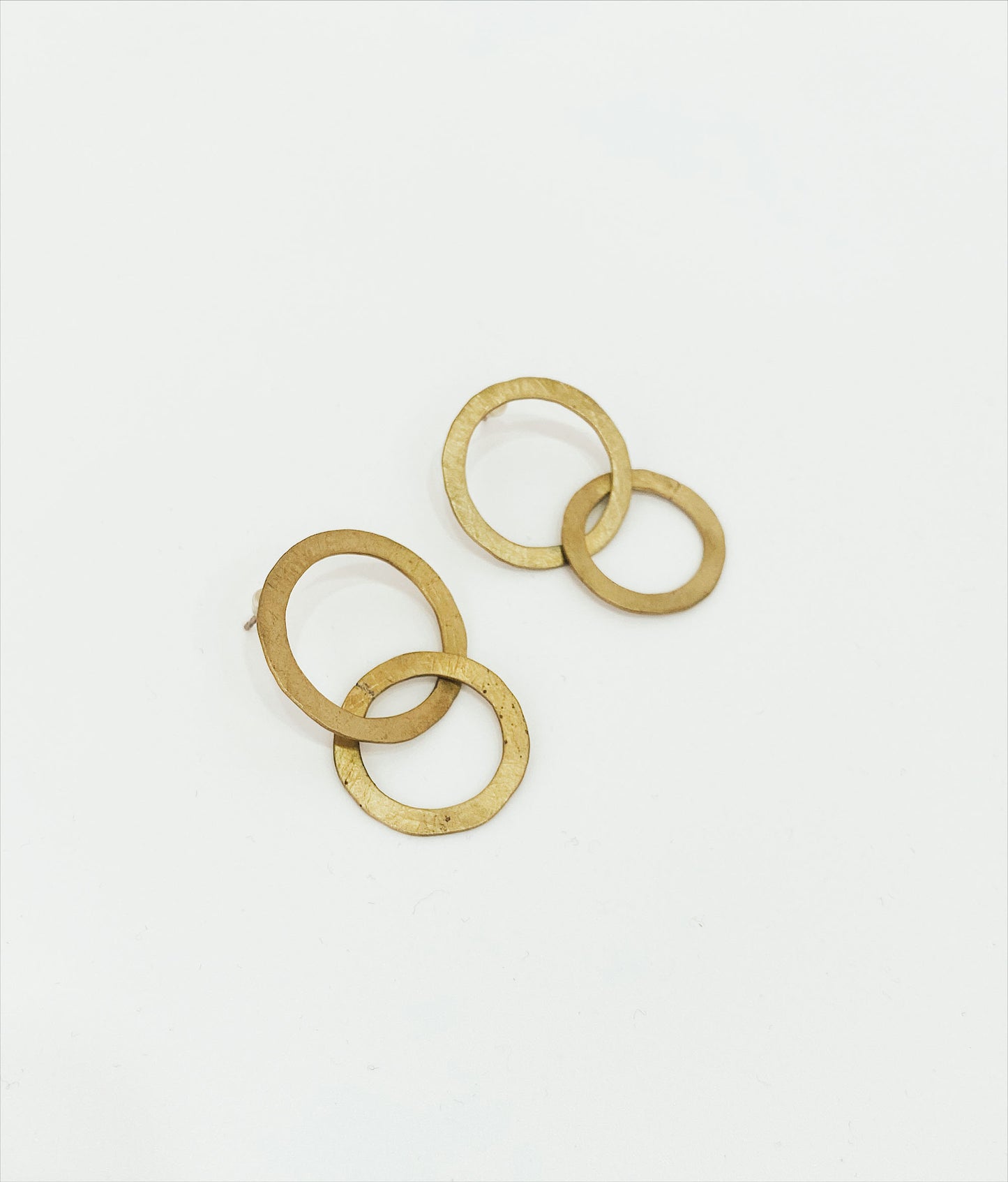 PENDIENTES DOBLE CÍRCULO LATÓN