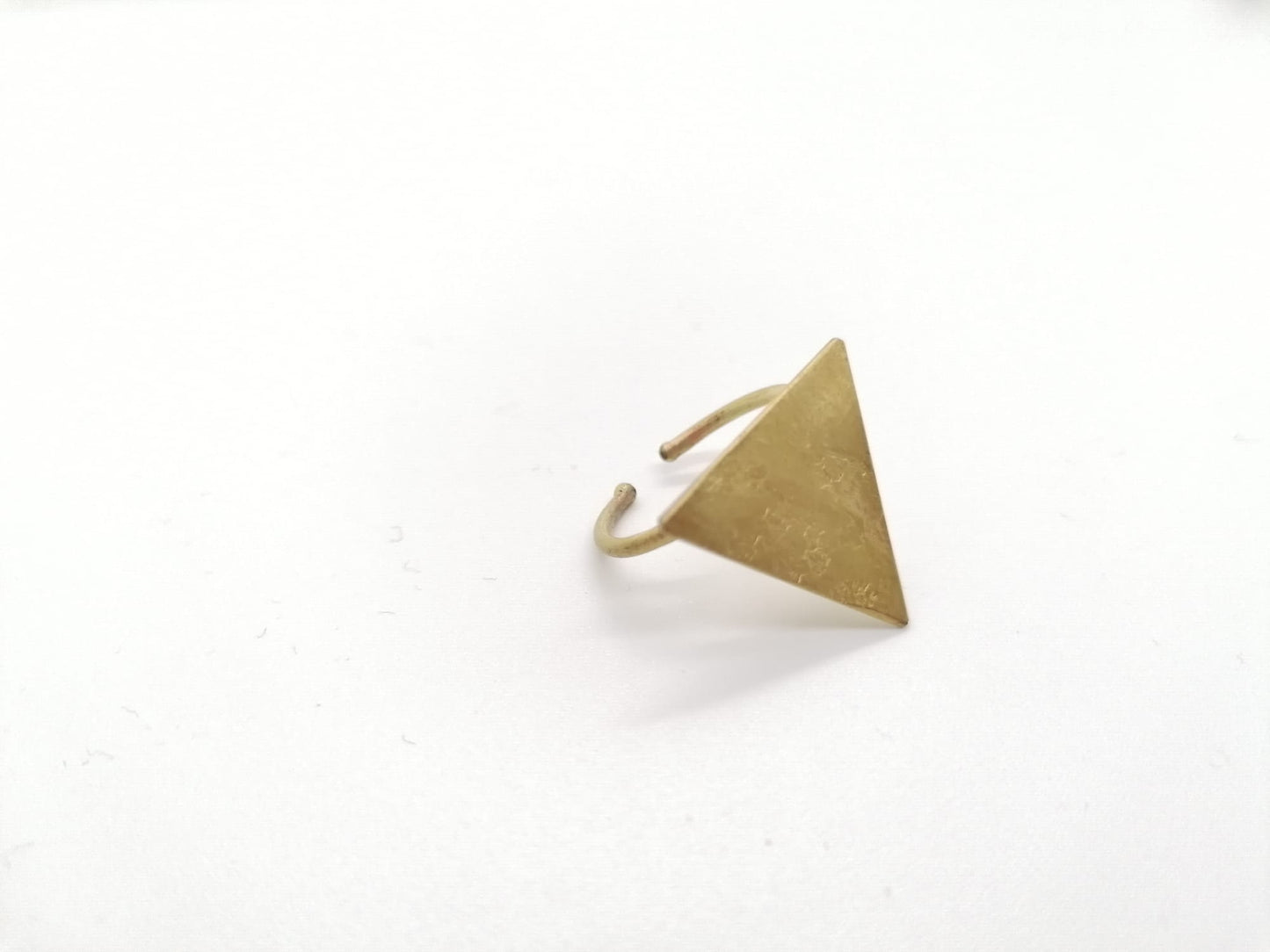 ANILLO TRIÁNGULO LATÓN