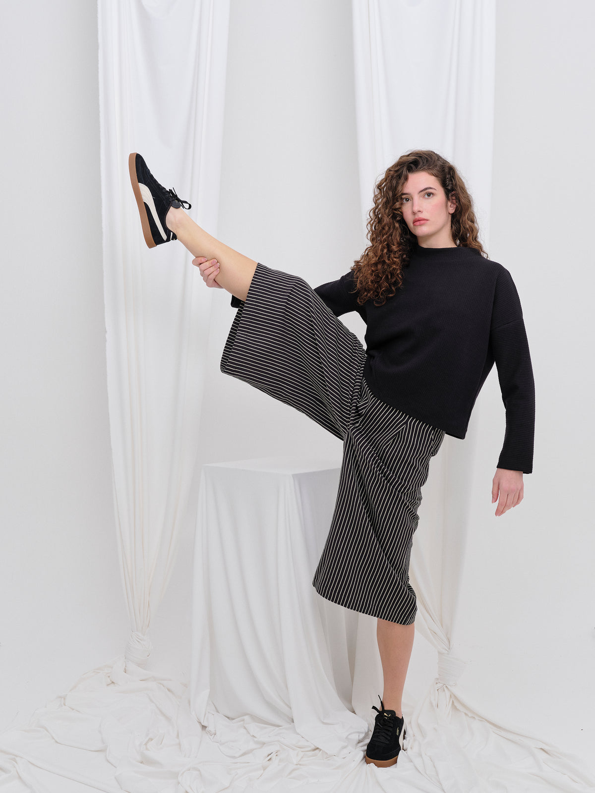 PANTALÓN CAPARINA NEGRO RAYAS